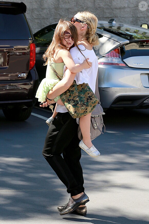 Sarah Michelle Gellar et sa fille Charlotte dans les rues de Los Angeles, le 5 octobre 2013.