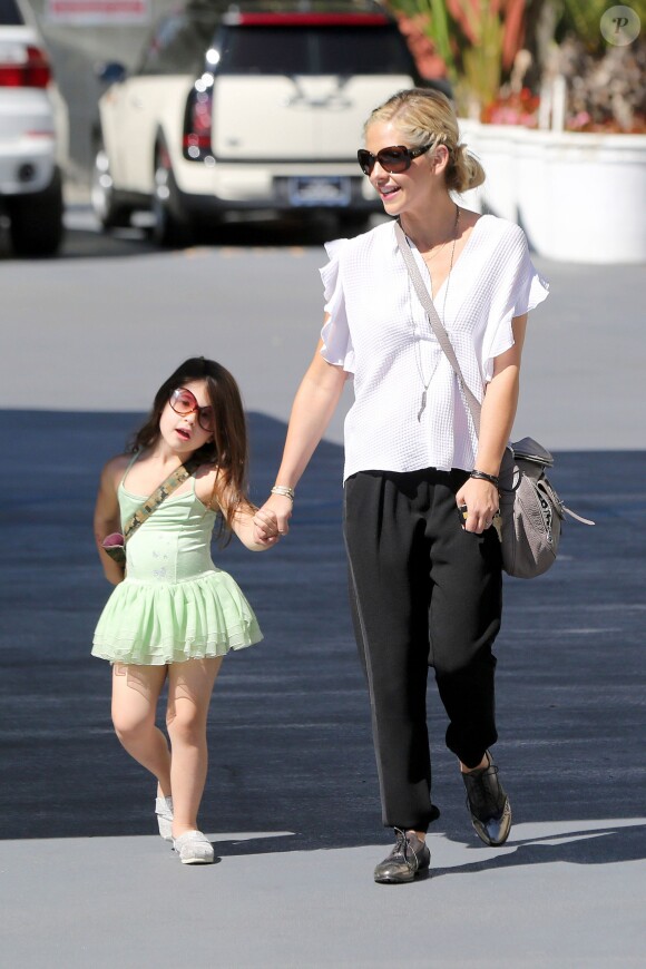 Sarah Michelle Gellar et sa fille Charlotte à Sherman Oaks, le 5 octobre 2013.