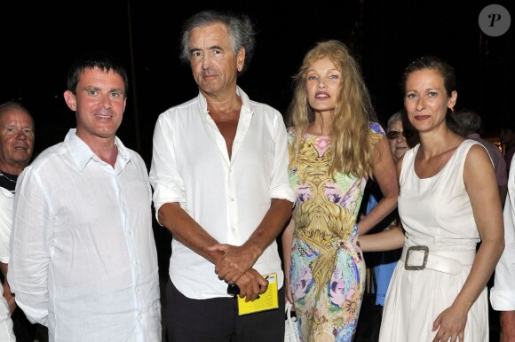 Manuel Valls, Bernard-Henri Levy et sa femme l'actrice Arielle Dombasle, et Anne Gravoin, l'epouse du ministre, à Menton, le 5 août 2013.