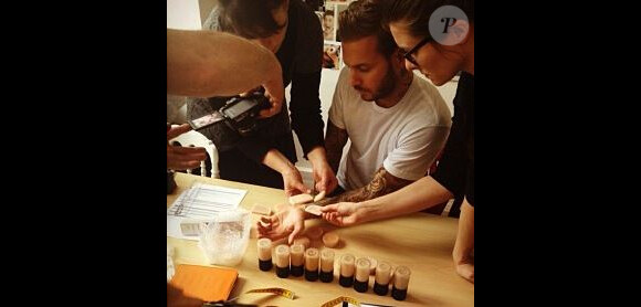 Le séduisant M. Pokora a posté des photos de lui dans les ateliers du musée Grévin, sur Facebook, le 19 mars 2013.