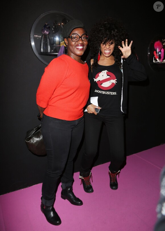 Claudia Tagbo et Samaha Sam (Shaka Ponk) lors de l'inauguration de l'exposition "Sex in the city" à l'initiative de Solidarité Sida sur la place de la Bastille à Paris, le 7 octobre 2013.
