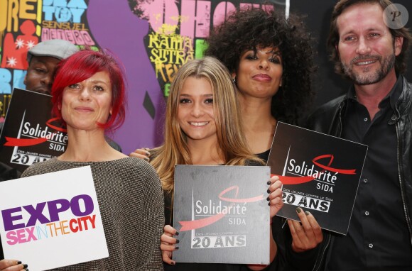 MC Solaar, Marina Foïs, Clara (Secret Story 7), Samaha Sam (Shaka Ponk) et Jean-Marie Lamour lors de l'inauguration de l'exposition "Sex in the city" à l'initiative de Solidarité Sida sur la place de la Bastille à Paris, le 7 octobre 2013.