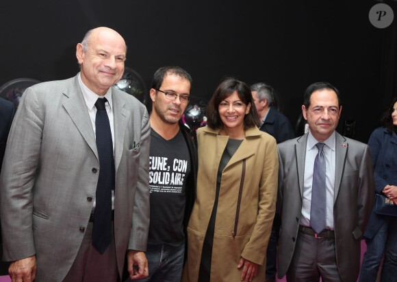 Jean-Marie Le Guen, Luc Barruet, Anne Hidalgo, Jean-Luc Romero lors de l'inauguration de l'exposition "Sex in the city" à l'initiative de Solidarité Sida sur la place de la Bastille à Paris, le 7 octobre 2013.