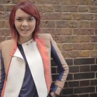 Sophie-Tith : Les cheveux rouges, sexy et rock à Londres pour son nouveau clip