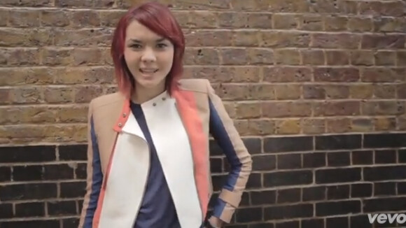 Sophie-Tith : Les cheveux rouges, sexy et rock à Londres pour son nouveau clip
