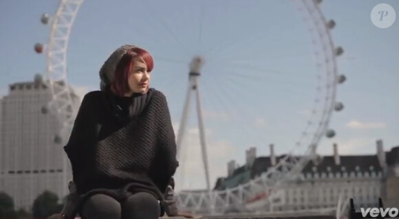 Sophie-Tith dans les rues de Londres dans le clip de Lalalove You