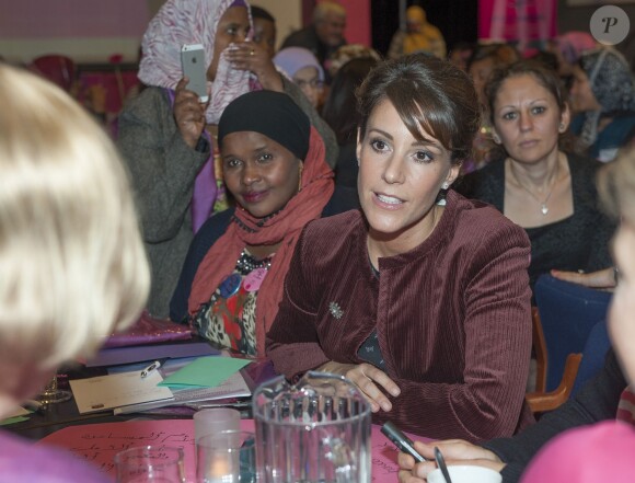 La princesse Marie lors de la réunion d'une association de mères de quartier, Bydelsmoedrenes Landsorganisation, qui oeuvre pour l'intégration des mamans de minorités ethniques, le 6 octobre 2013 à Vejla.