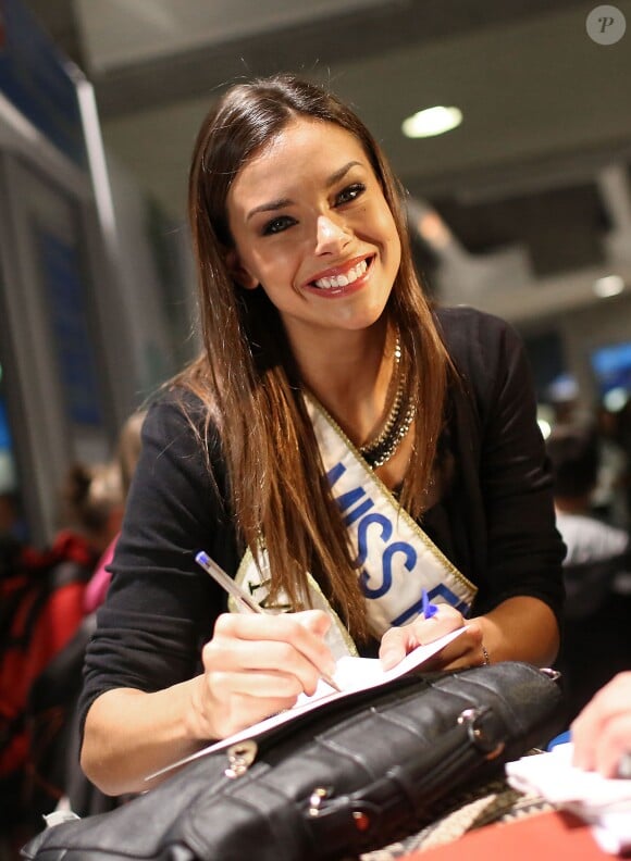 Marine Lorphelin, sublime, lorsqu'elle arrive à l'aéroport de Roissy Charles de Gaulle le 30 septembre, de retour de Bali où elle est arrivée première dauphine lors de l'élection Miss Monde 2013.