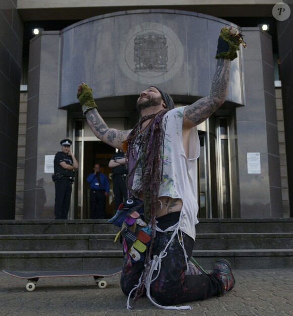 Bam Margera à la sortie du Glasgow Sheriff Court, à Glasgow, le 21 août 2013