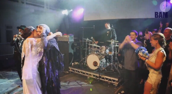 Bam Margera et sa compagne Nicole Boyd lors de leur mariage, sur scène, devant leurs amis et lors d'un concert du premier à Reykjavik le 5 octobre 2013