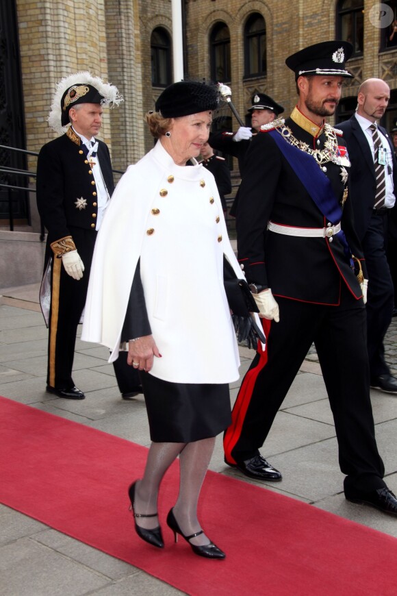 La reine Sonja de Norvège et son fils le prince héritier Haakon le 9 octobre 2013 à Oslo à l'inauguration du Parlement, qui dispose depuis la veille d'un nouveau président.
