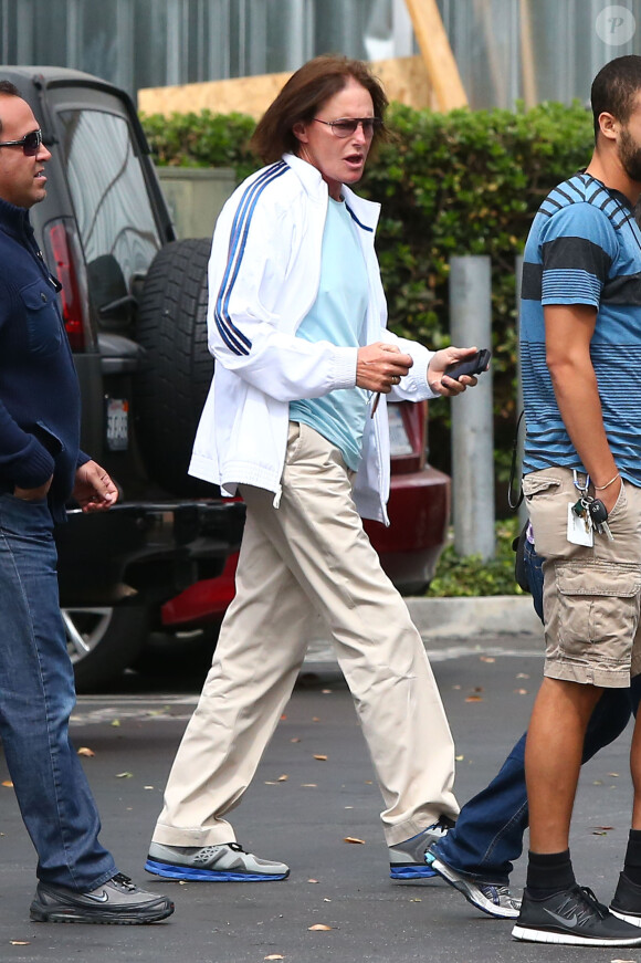 Kris Jenner et Bruce Jenner (tout juste séparés) arrivent dans des voitures différentes pour se rendre à une réunion à Woodland Hills, le 9 octobre 2013.