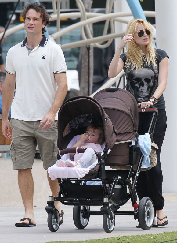 Carlos Moya avec son épouse Carolina Cerezuela et ses enfants Carlos et Carla à Miami, le 19 février 2013.