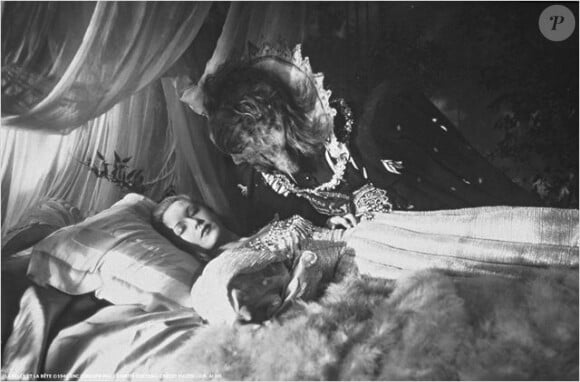 Josette Day et Jean Marais dans "La Belle et la Bête" de Jean Cocteau, 1946.