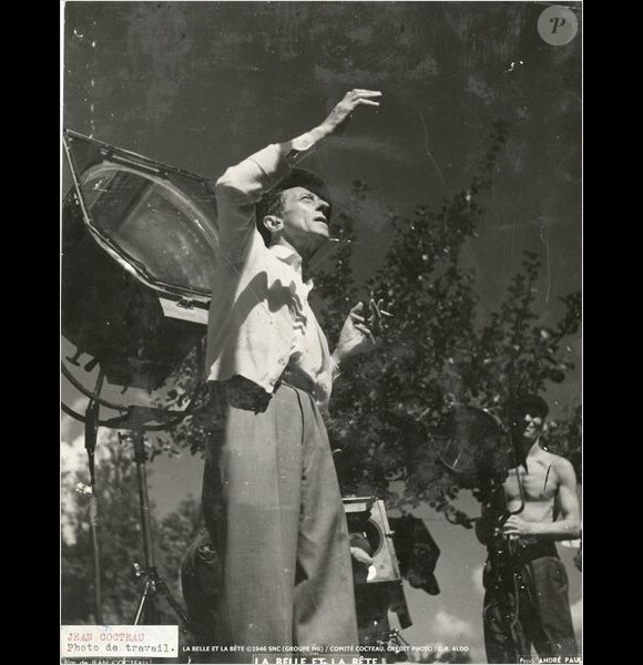 Jean Cocteau sur le tournage de "La Belle et la Bête" en 1946.