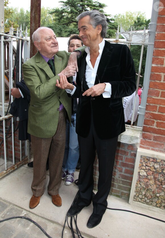 Exclusif - Bernard-Henry Lévy et Pierre Bergé au pèlerinage littéraire à la maison d'Émile Zola à Médan, le 6 octobre 2013.