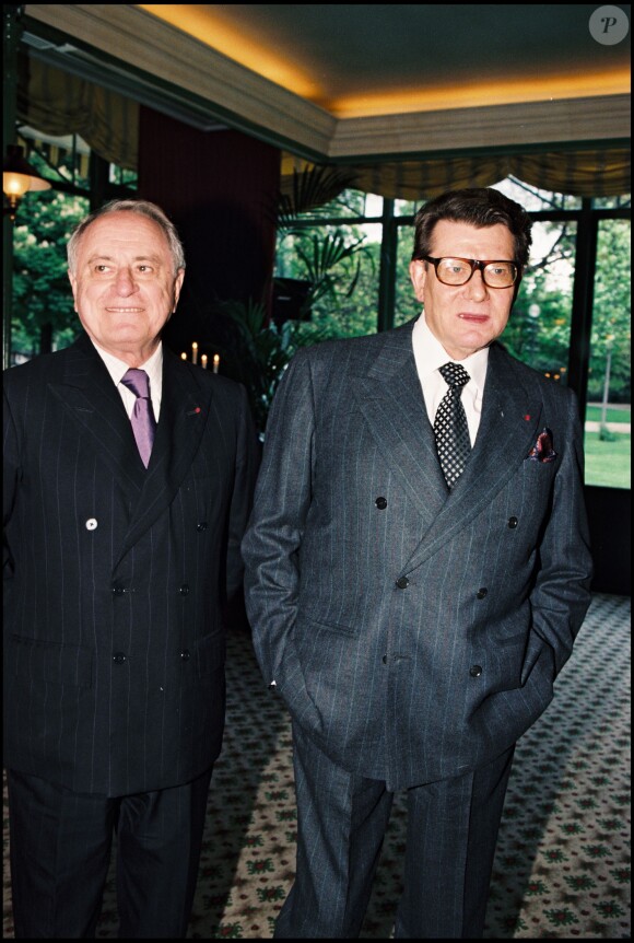 Pierre Bergé et Yves Saint Laurent assistent à un hommage rendu à Jean Cocteau à Paris le 4 mai 1996.