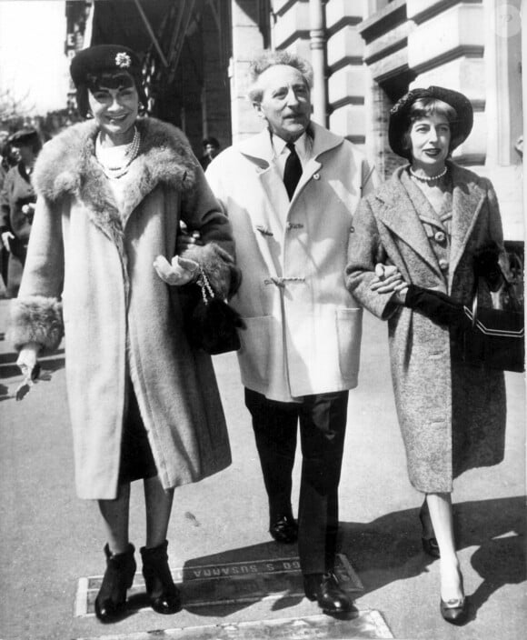 Coco Chanel, Jean Cocteau et Miss Weiseveiller dans les rues de Rome en 1958.