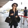 Jessica Alba mise sur le confort lors de son arrivée à l'aéroport de Los Angeles. Perchée sur ses baskets Isabel Marant, la vedette embrasse le style street avec brio.