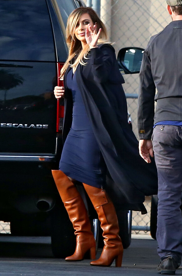 Kim Kardashian de sortie le 9 octobre à L.A. dégaine un look impeccable. Robe droite, cuissardes camel et manteau en cachemire, la star est rayonnante.
