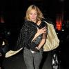 Kate Moss booste son jean gris avec une cape couture pour une allure impeccable