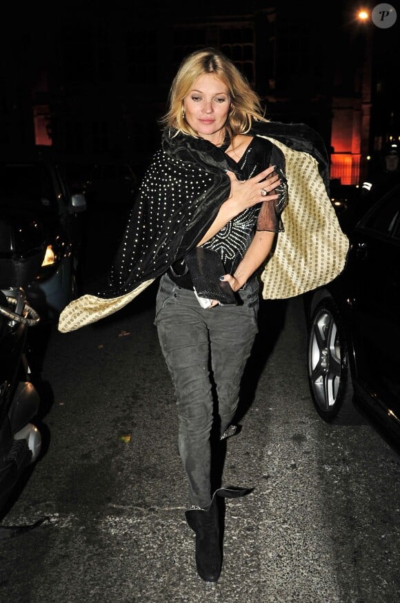 Kate Moss booste son jean gris avec une cape couture pour une allure impeccable