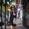 Olivia Palermo preppy chic upgrade le blouson Teddy avec un jupe sexy et des sandales ultra-féminines. Bravo