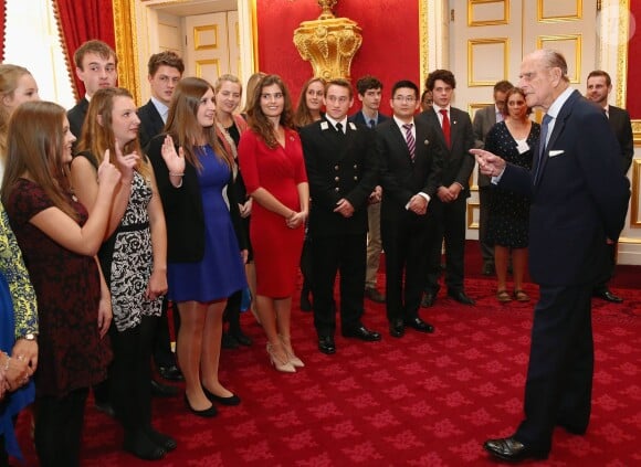 Interro surprise, mesdemoiselles ! Le prince Philip lors de la remise des Prix duc d'Edimbourg (DofE Awards) au palais St James, à Londres, le 10 octobre 2013.