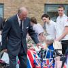 Le prince Philip, duc d'Edimbourg, en visite dans une maison de retraite d'Aylsham, dans le Norfolk, le 8 octobre 2013