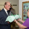  Le prince Philip, duc d'Edimbourg, en visite dans une maison de retraite d'Aylsham, dans le Norfolk, le 8 octobre 2013 