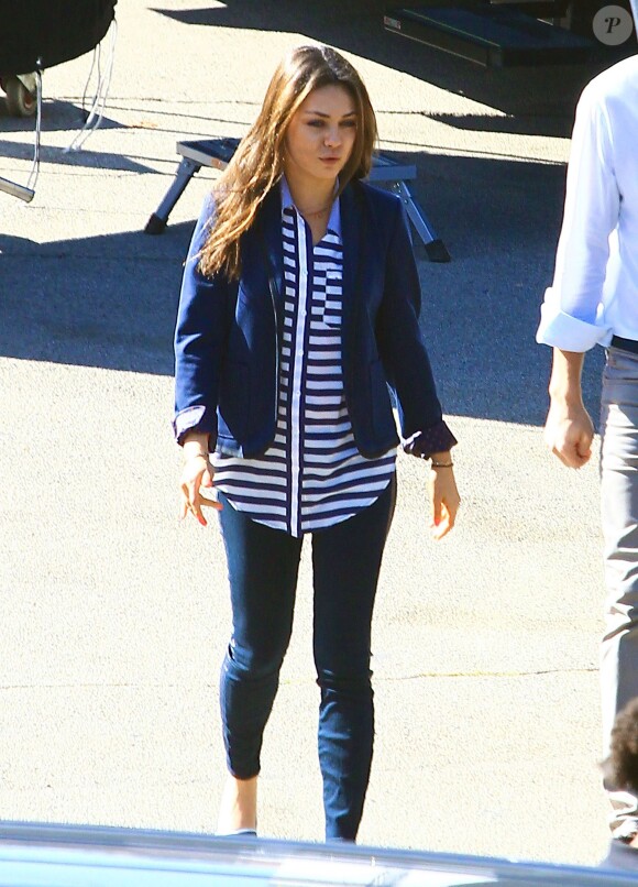 Exclusif - Mila Kunis rend visite a son boyfriend Ashton Kutcher sur un tournage à Los Angeles, le 11 octobre 2013.