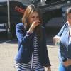 Exclusif - Mila Kunis rend visite à son petit ami Ashton Kutcher sur un tournage à Los Angeles, le 11 octobre 2013.