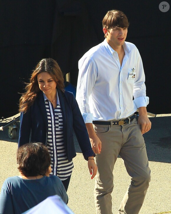 Exclusif - Mila Kunis rend visite à son petit ami Ashton Kutcher sur un tournage à Los Angeles, le 11 octobre 2013.