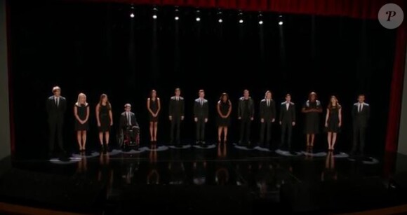 Tous les acteurs de la série Glee rendent hommage à Cory Monteith dans la 5e saison de Glee avec le titre Seasons of Love.