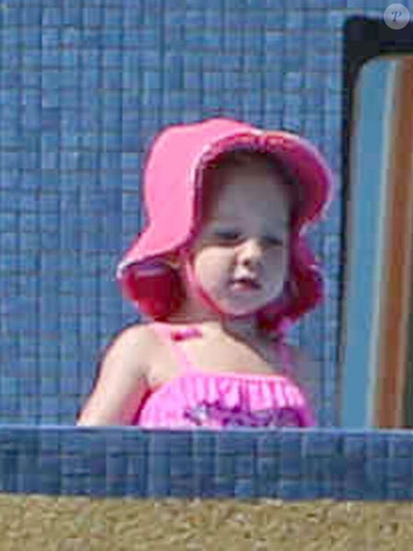 Exclusif - La petite Willow en vacances avec ses parents Pink et Carey Hart à Cabo San Lucas, le 2 octobre 2013.