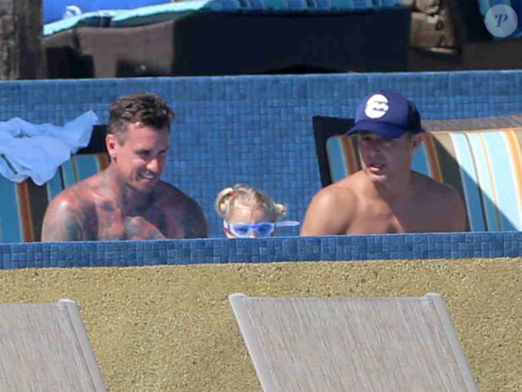 Exclusif - Carey Hart au bord d'une piscine à Cabo San Lucas, le 2 octobre 2013.