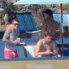 Exclusif - Carey Hart au bord d'une piscine à Cabo San Lucas, le 2 octobre 2013.