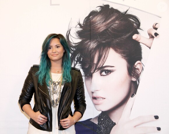 Demi Lovato, les cheveux bleus, lors d'une conférence de presse pour promouvoir son nouvel album à Mexico, le 11 octobre 2013.