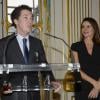 Guillaume Gallienne, avec Aurélie Filippetti, est fait Officier de l'ordre des Arts et des Lettres à Paris, le 15 octobre 2013.