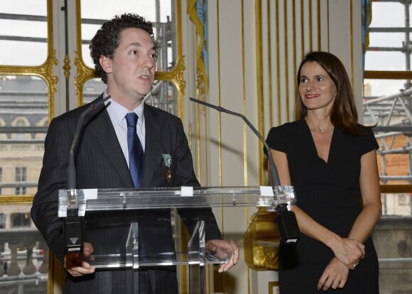 Guillaume Gallienne, avec Aurélie Filippetti, est fait Officier de l'ordre des Arts et des Lettres à Paris, le 15 octobre 2013.