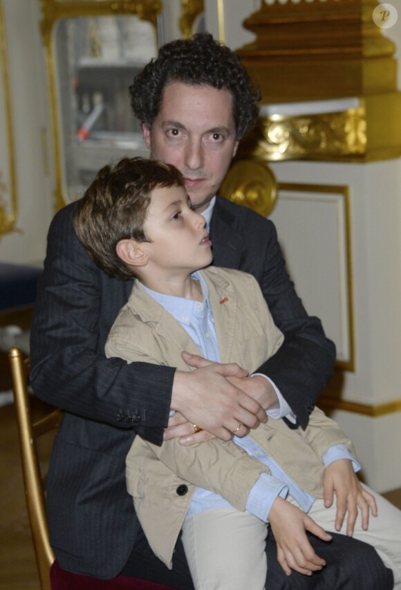 Guillaume Gallienne et son fils Tado lors de la cérémonie de remise des insignes d'Officier de l'ordre des Arts et des Lettres à Paris, le 15 octobre 2013.