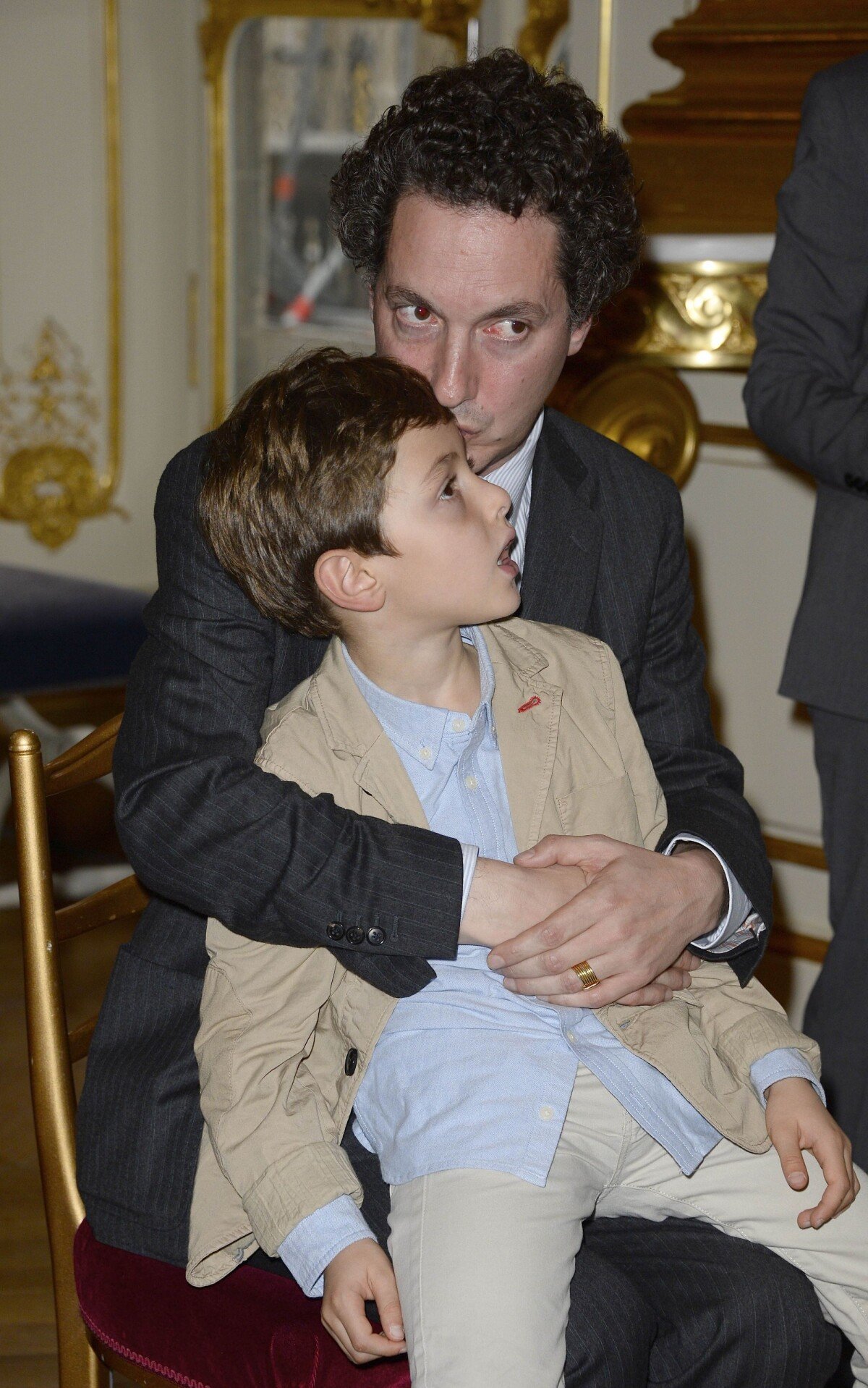 Vidéo Guillaume Gallienne et son fils Tado au ministère de la culture à Paris, le 15 octobre Vidéo Guillaume Gallienne et son fils Tado au ministère de la culture à Paris, le 15 octobre