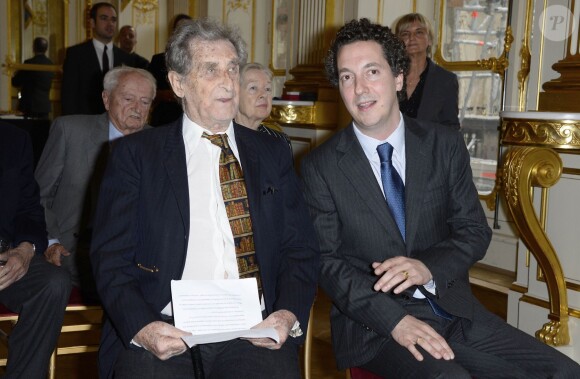 Jean Lacouture et Guillaume Gallienne lors de la cérémonie de remise des insignes d'Officier de l'ordre des Arts et des Lettres à Paris, le 15 octobre 2013.
