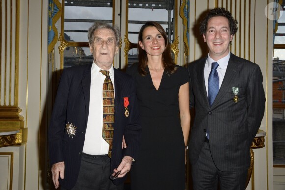 Jean Lacouture, Aurélie Filippetti et Guillaume Gallienne au ministère de la culture à Paris, le 15 octobre 2013.
