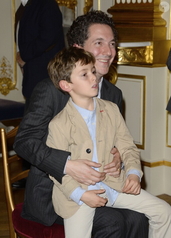 Guillaume Gallienne et son fils Tado lors de la cérémonie de remise des insignes d'Officier de l'ordre des Arts et des Lettres à Paris, le 15 octobre 2013.