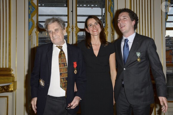 Jean Lacouture, Aurélie Filippetti et Guillaume Gallienne au ministère de la culture à Paris, le 15 octobre 2013.