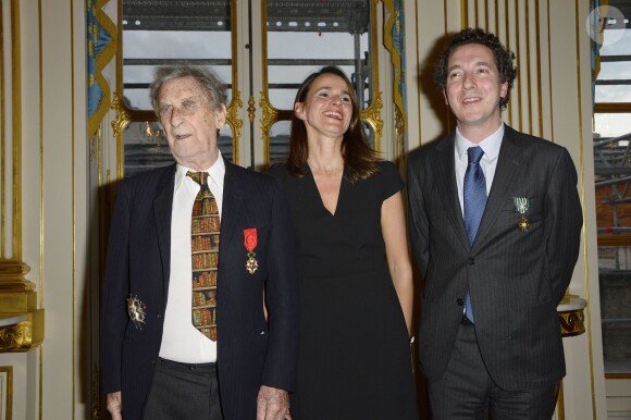 Jean Lacouture, Aurélie Filippetti et Guillaume Gallienne au ministère de la culture à Paris, le 15 octobre 2013.