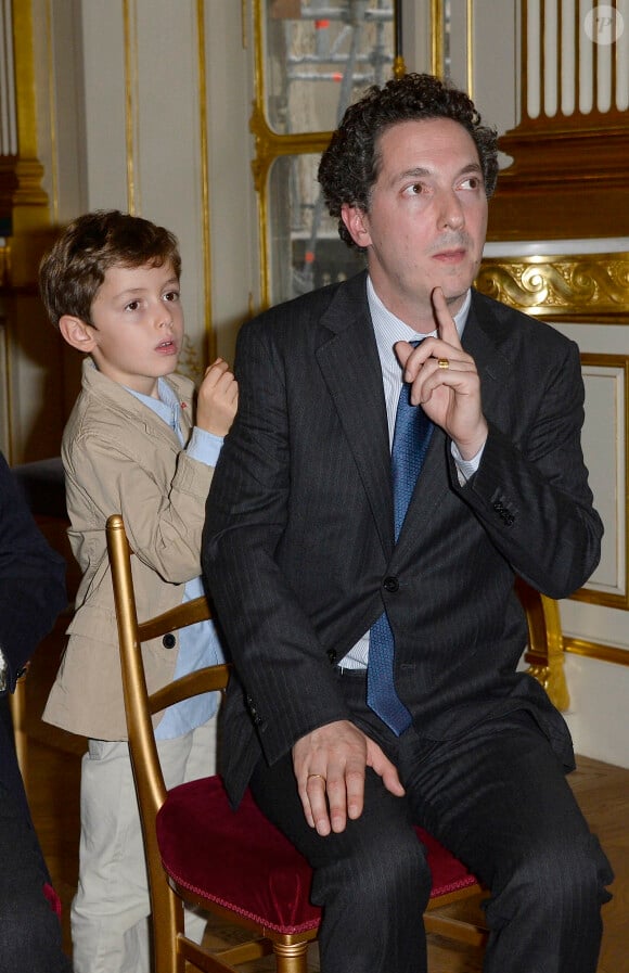 Guillaume Gallienne et son fils Tado au ministère de la culture à Paris, le 15 octobre 2013.