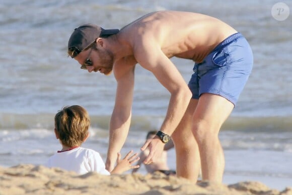Xabi Alonso avec sa femme Nagore Aramburu et son fils Jon Alonso à Cadix le 23 juin 2013.