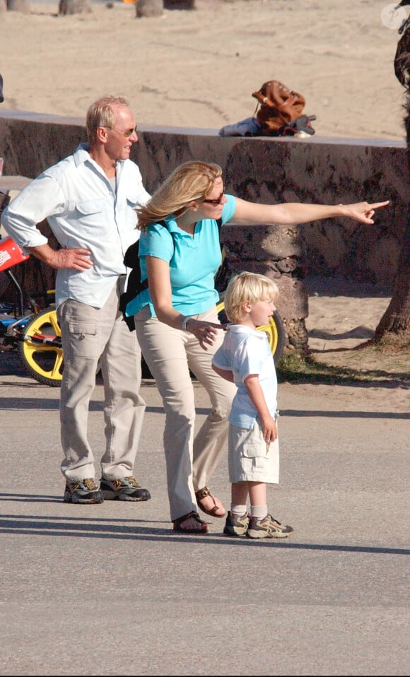 La star de Crocodile Dundee Paul Hogan à Venice Beach avec sa femme Linda et leur fils Chance, le 18 juin 2002